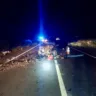 Colisão grave entre carros na BR-290, em Rosário do Sul, resultando em três mortos, cena noturna com veículos danificados e sinalização de emergência.