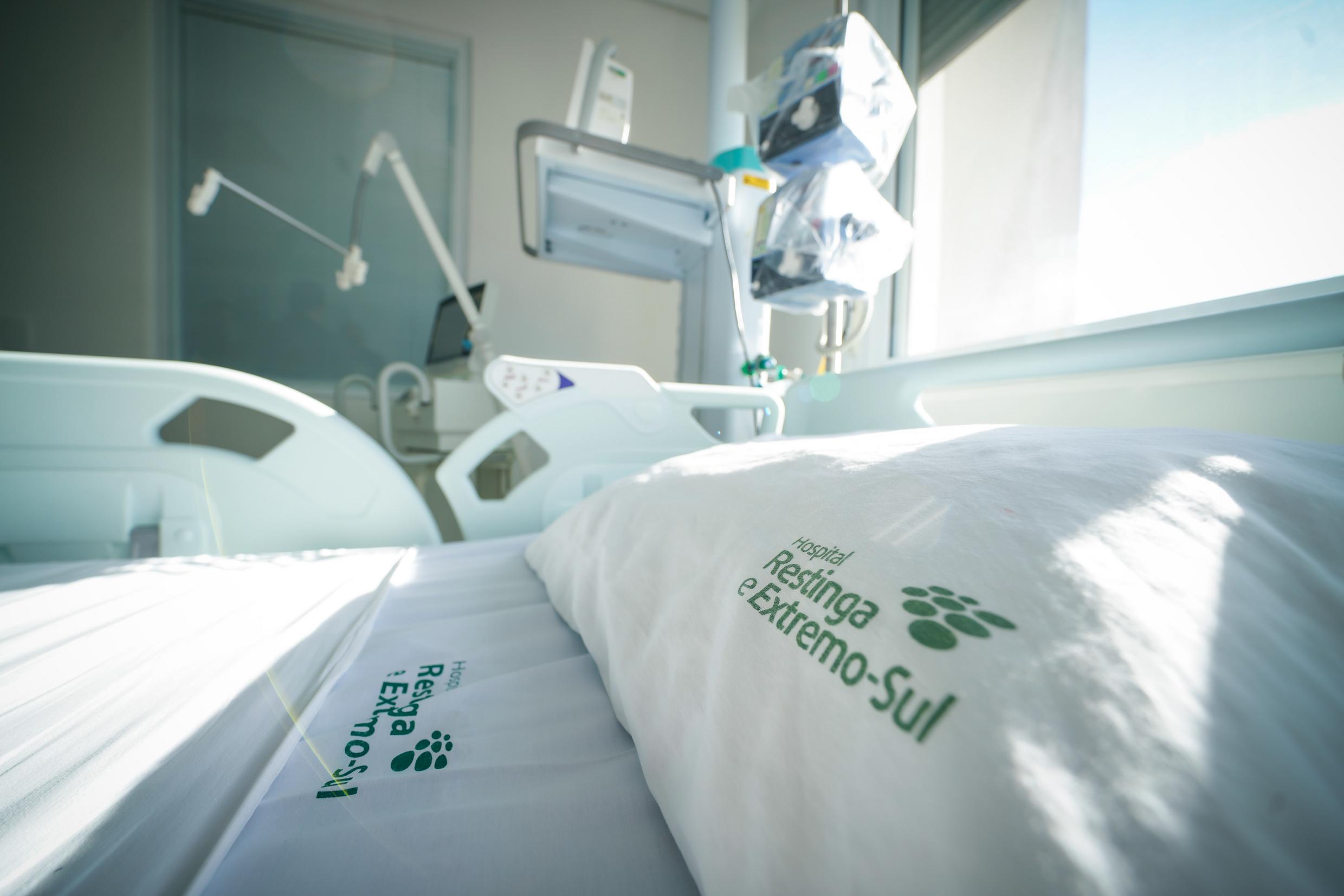 Imagem de um leito hospitalar com identificação do Hospital Restinga e Extremo-Sul.