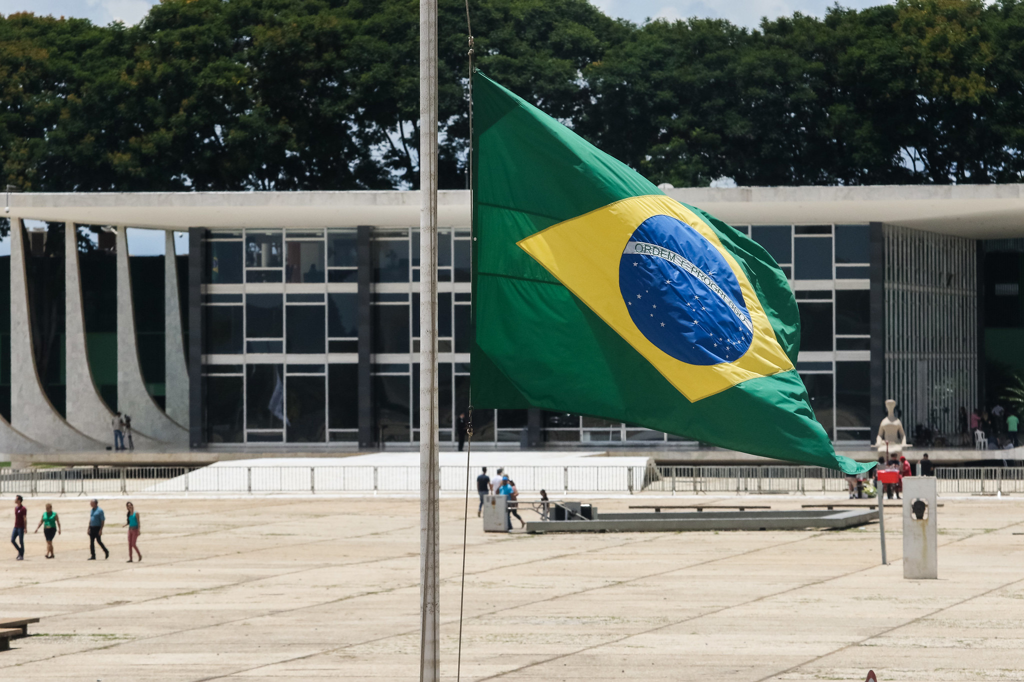 Bandeira do Brasil a meio mastro em sinal de luto.