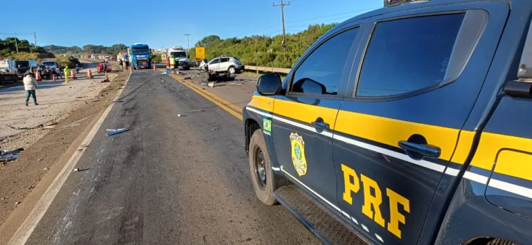 Colisão frontal na BR-386 em Soledade, resultando em quatro mortos. Imagem mostra a cena do acidente e presença da PRF na rodovia.