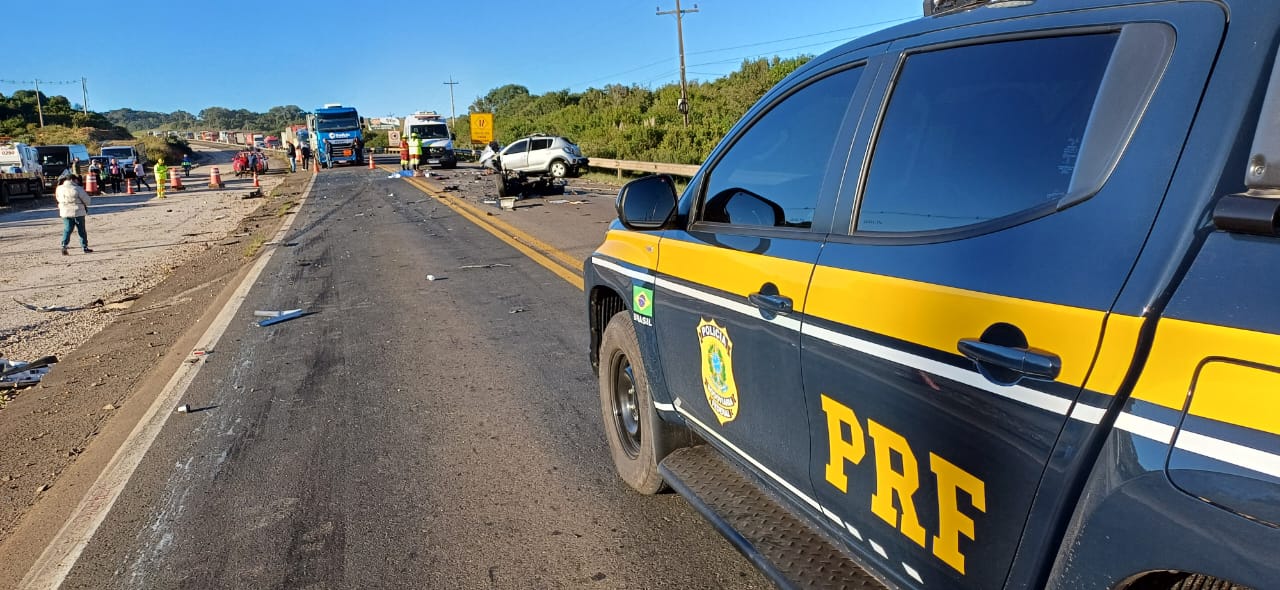 Colisão frontal na BR-386 em Soledade, resultando em quatro mortos. Imagem mostra a cena do acidente e presença da PRF na rodovia.