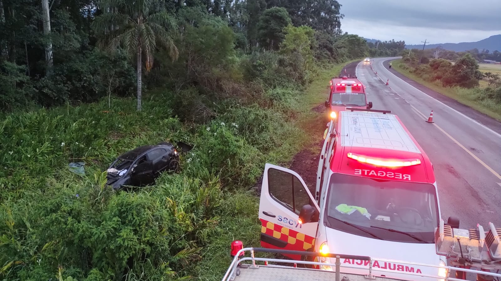 Acidente de carro em estrada com ambulâncias no local do acidente na RSC-287.