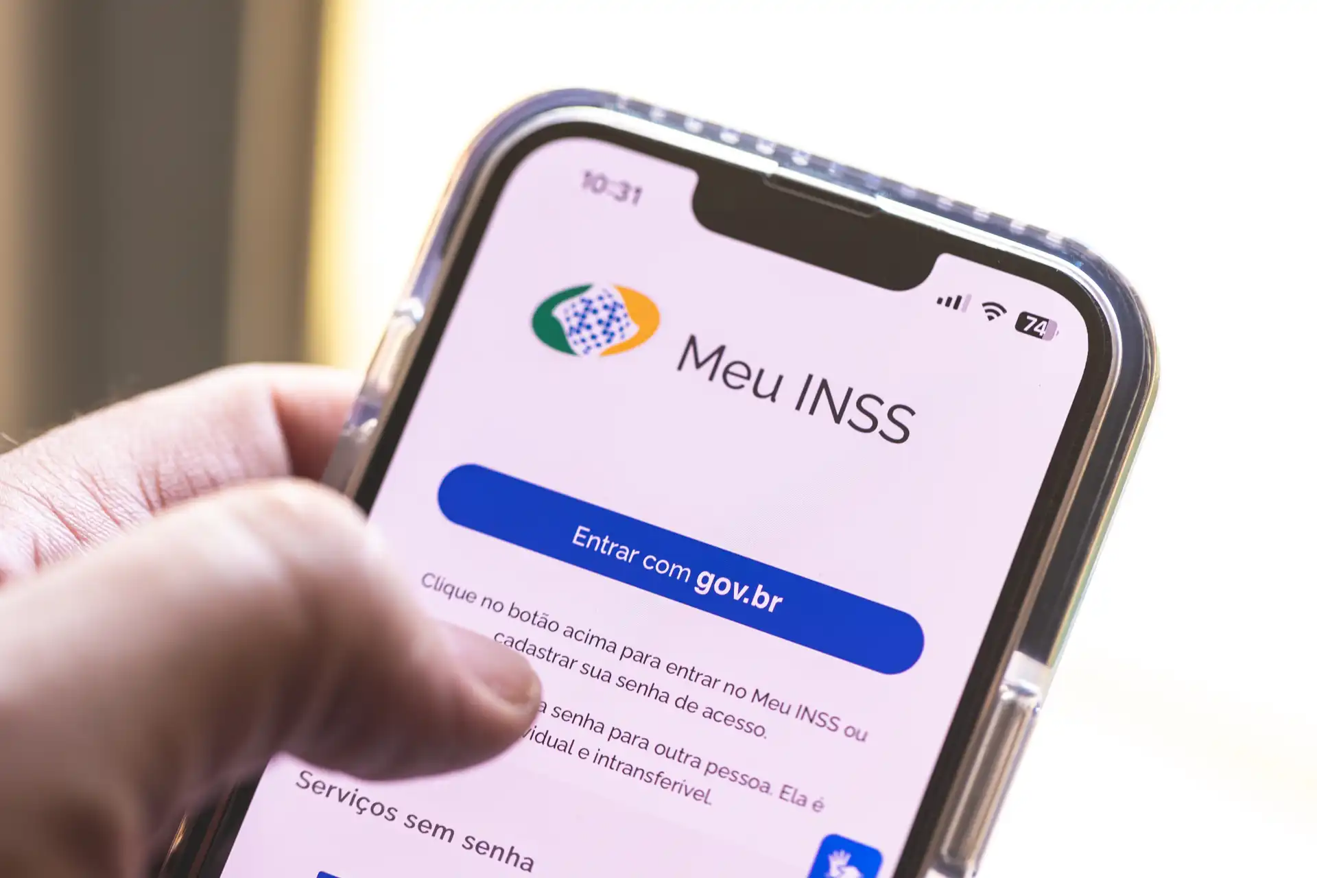 Imagem do aplicativo Meu INSS aberto em um smartphone, mostrando a tela de acesso ao sistema.
