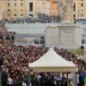 Filas na Praça de São Pedro para o velório do Papa Francisco.