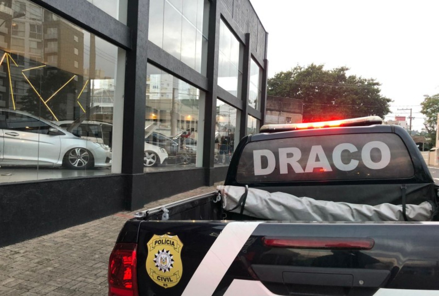 Viatura da Polícia Civil em operação.
