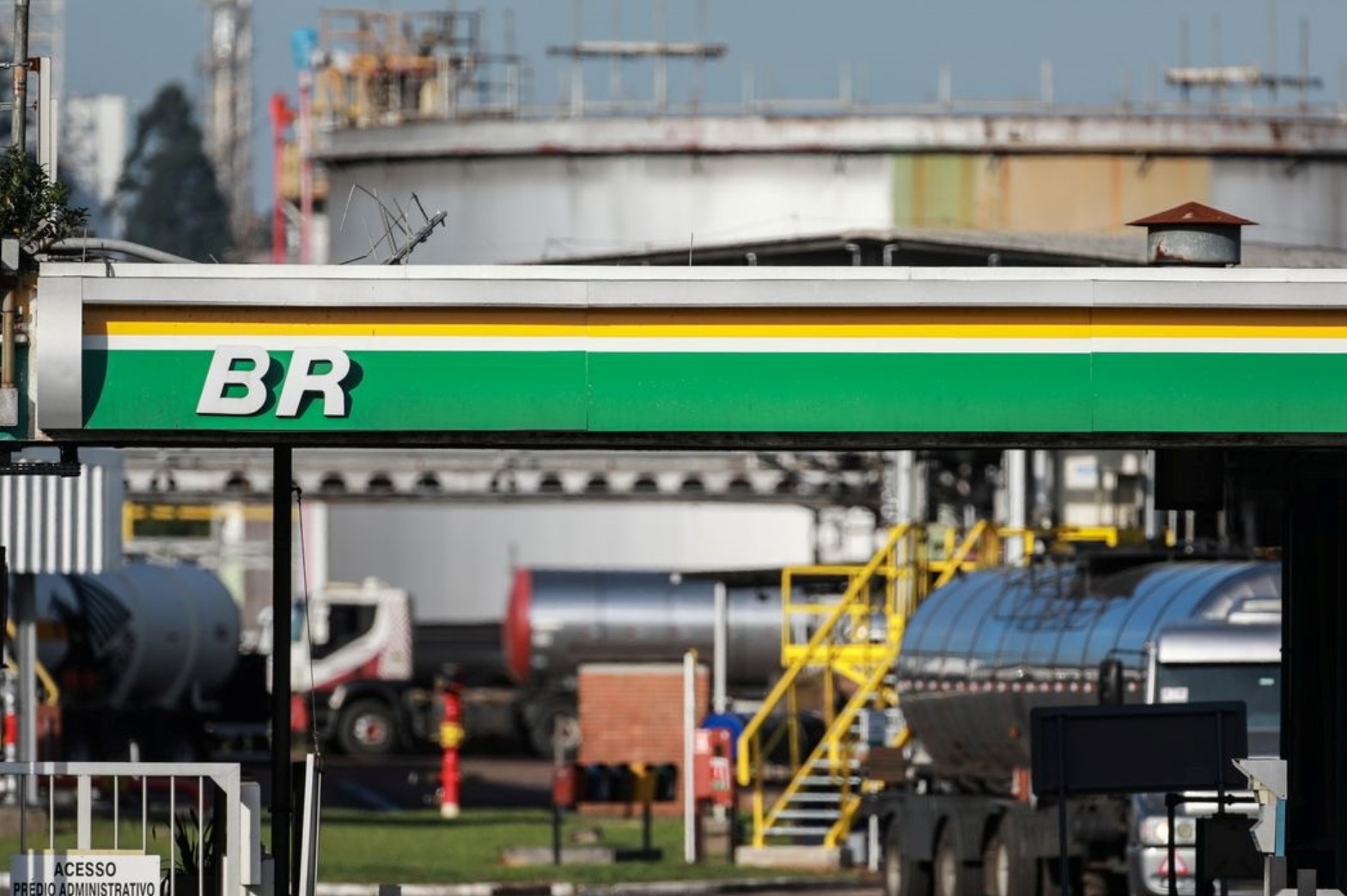 Refinaria da Petrobras, com o logo 