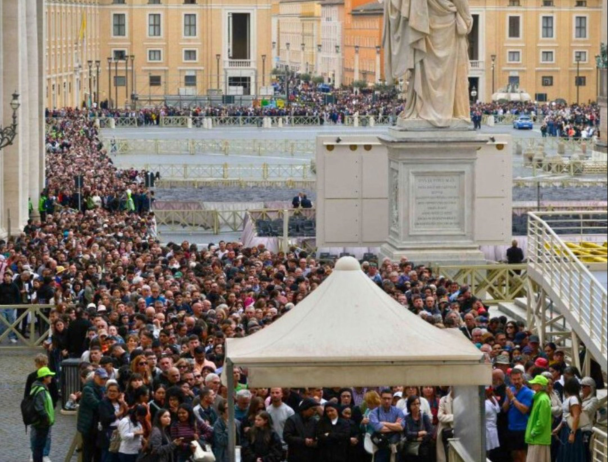 Filas na Praça de São Pedro para o velório do Papa Francisco.