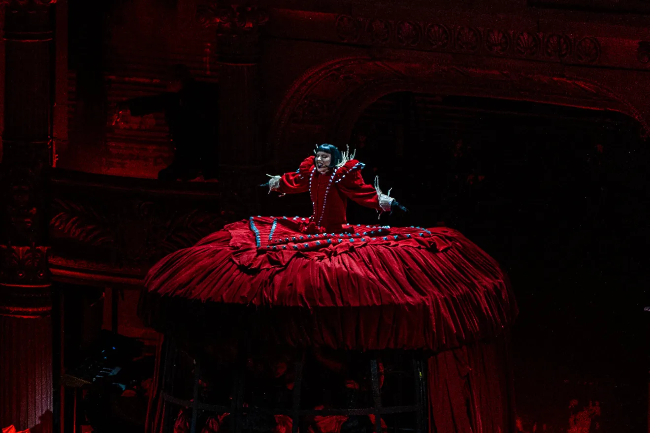 Lady Gaga de vestido vermelho durante um show no Rio de Janeiro