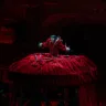 Lady Gaga de vestido vermelho durante um show no Rio de Janeiro