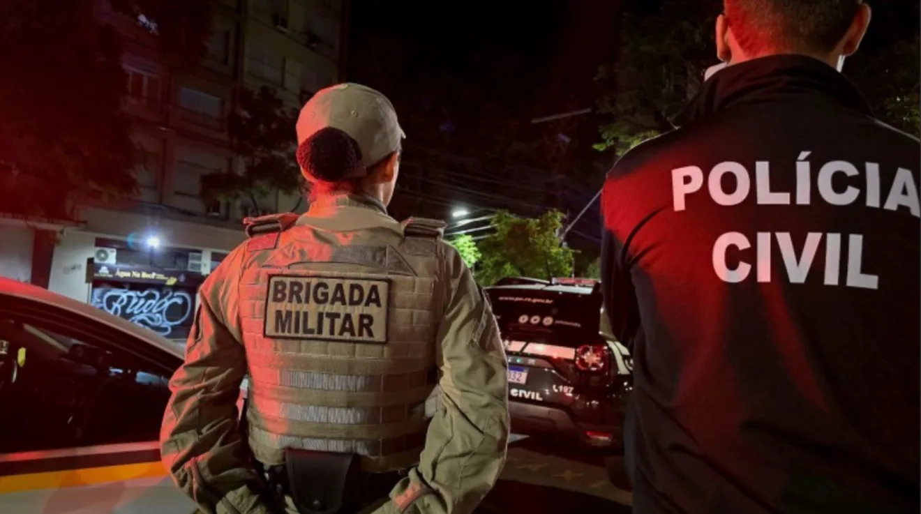 Imagem de policiais militares e civis em operação noturna na rua, com viaturas e iluminação urbana. Imagem de policiais militares e civis em operação noturna na rua, com viaturas e iluminação urbana.