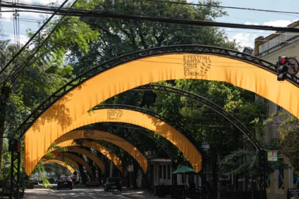 Arcos sob o túnel verde de tipuanas já exibem a identidade visual do evento - Foto: Luís Alexandre