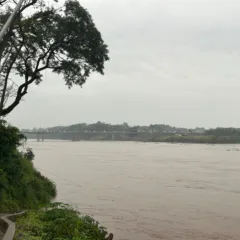 Enchente em Lajeado no dia 18.06.2025. Ao fundo, a Ponte do Rio Taquari. Crédito: Rafael Grün / Prefeitura de Lajeado