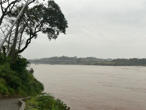 Enchente em Lajeado no dia 18.06.2025. Ao fundo, a Ponte do Rio Taquari. Crédito: Rafael Grün / Prefeitura de Lajeado