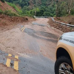 Policiais do Comando Rodoviário da BM sinalizam deslizamento de terra. Crédito: CRBM / Divulgação
