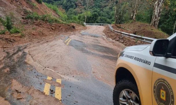 Policiais do Comando Rodoviário da BM sinalizam deslizamento de terra. Crédito: CRBM / Divulgação