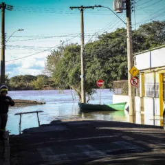 Porto Alegre, RS, 30/06/2025 Defesa Civil de Porto Alegre, com  apoio do Batalhão de Polícia do Exército (PE) distribui cestas básicas e auxilia na retirada de moradores das áreas já afetadas pela cheia do Guaíba na Ilha da Pintada. Foto: Cristine Rochol/PMPA