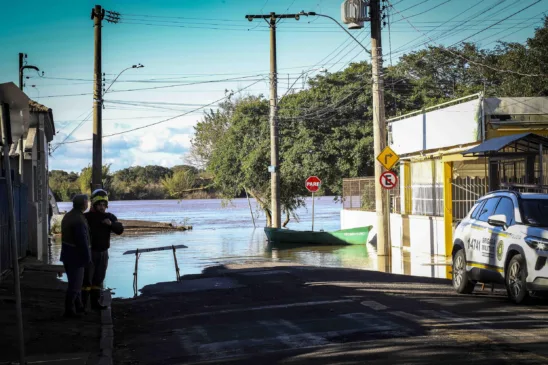 Porto Alegre, RS, 30/06/2025 Defesa Civil de Porto Alegre, com  apoio do Batalhão de Polícia do Exército (PE) distribui cestas básicas e auxilia na retirada de moradores das áreas já afetadas pela cheia do Guaíba na Ilha da Pintada. Foto: Cristine Rochol/PMPA