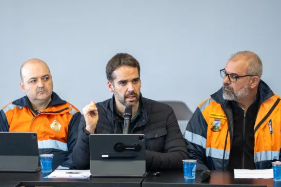 O governador Eduardo Leite se reuniu com prefeitos e lideranças da Região Central e dos Coredes Central e Jacuí-Centro para avaliar os estragos causados pelas chuvas. Crédito: Mauricio Tonetto / Secom