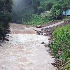 Na Vila São Pedro, o alerta é para a ponte improvisada utilizada por moradores. Crédito: Divulgação / Prefeitura de Caxias do Sul