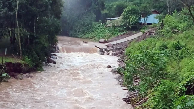 Na Vila São Pedro, o alerta é para a ponte improvisada utilizada por moradores. Crédito: Divulgação / Prefeitura de Caxias do Sul