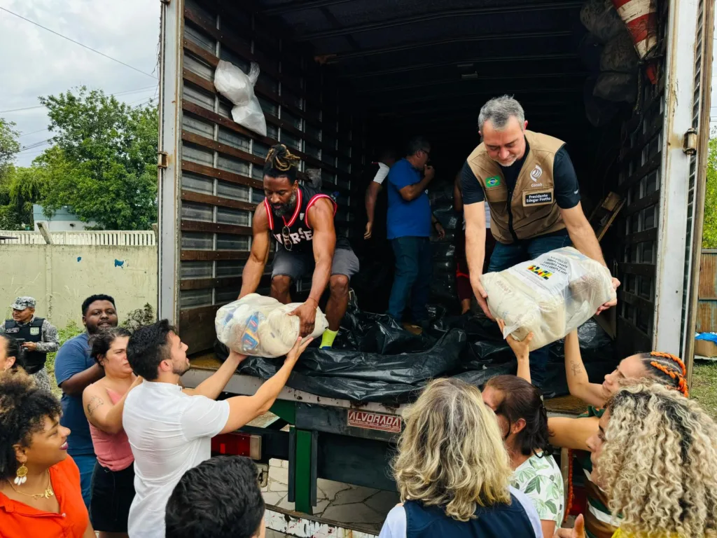 Doação de alimentos, em 2024, para cozinhas emergenciais que atendiam população atingida na capital. Foto: Catiana de Medeiros/Conab Doação de alimentos, em 2024, para cozinhas emergenciais que atendiam população atingida na capital. Foto: Catiana de Medeiros/Conab