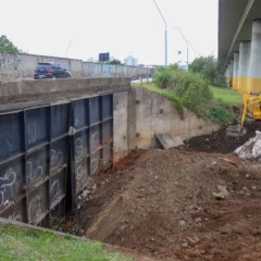 Obra de fechamento definitivo da comporta 13 do sistema de proteção contra cheias de Porto Alegre, RS, iniciada pelo Dmae em 2025, visando melhorar a segurança da cidade.