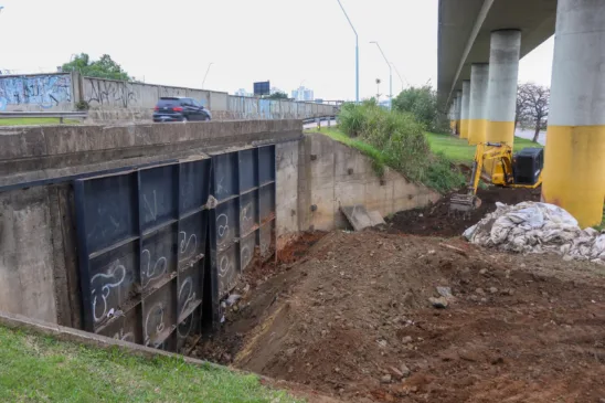 Obra de fechamento definitivo da comporta 13 do sistema de proteção contra cheias de Porto Alegre, RS, iniciada pelo Dmae em 2025, visando melhorar a segurança da cidade.