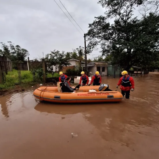 Resgate realizado por Bombeiros, com uso de bote. Crédito: CBMRS/ Divulgação