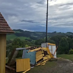 Casa destelhada em Paim Filho. Crédito: Prefeitura de Paim Filho / Divulgação
