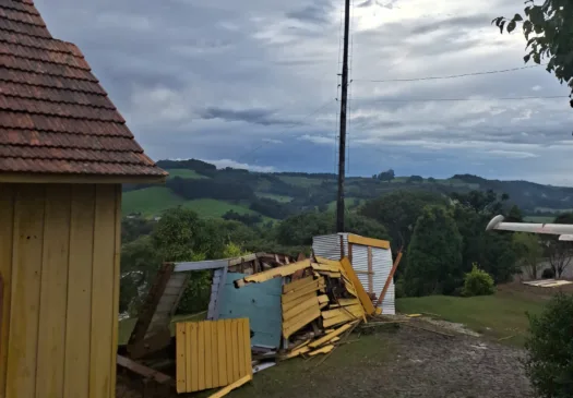 Casa destelhada em Paim Filho. Crédito: Prefeitura de Paim Filho / Divulgação