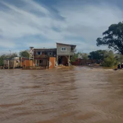 Cheia do Guaíba atingindo o bairro Arquipélago em Porto Alegre, com casas afetadas pela enchente e ruas alagadas