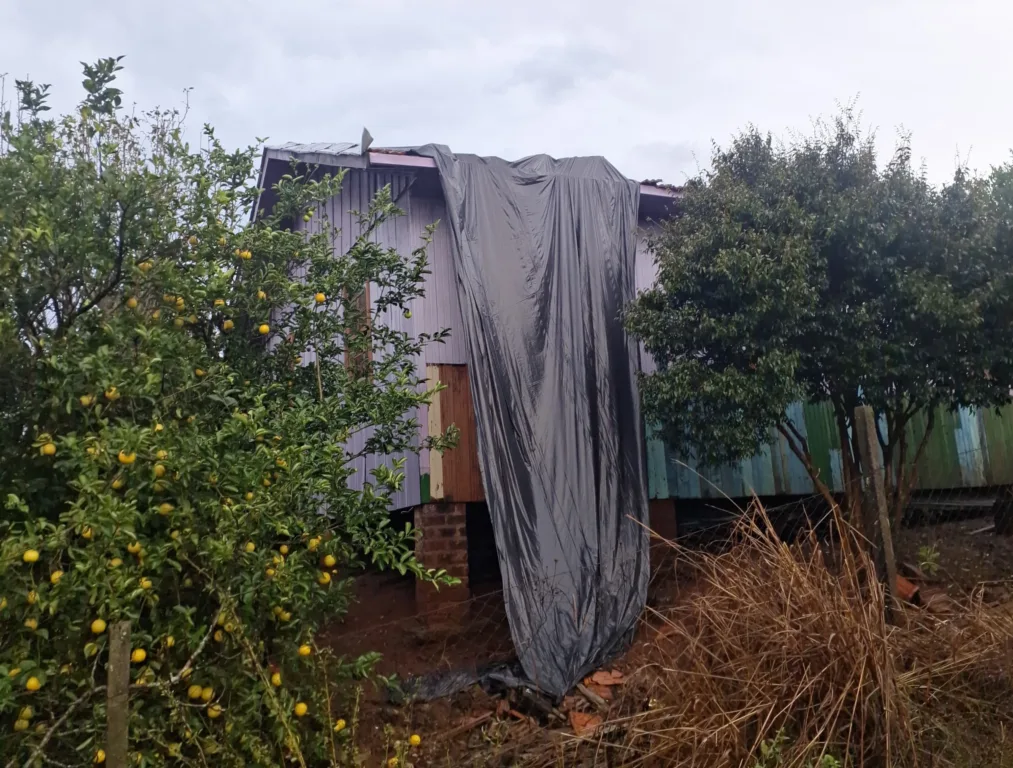 Casa destelhada em Paim Filho. Crédito: Prefeitura de Paim Filho / Divulgação