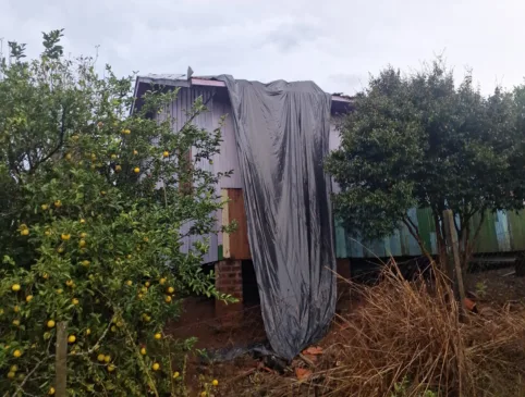 Casa destelhada em Paim Filho. Crédito: Prefeitura de Paim Filho / Divulgação