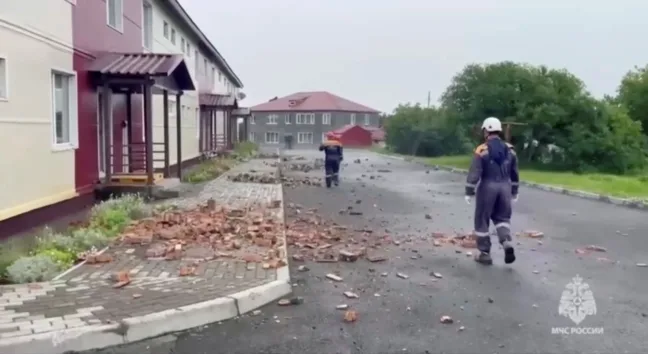 Equipes de resgate examinam um prédio danificado na ilha de Sakhalin. Crédito: Ministério de Emergências da Rússia / Divulgação