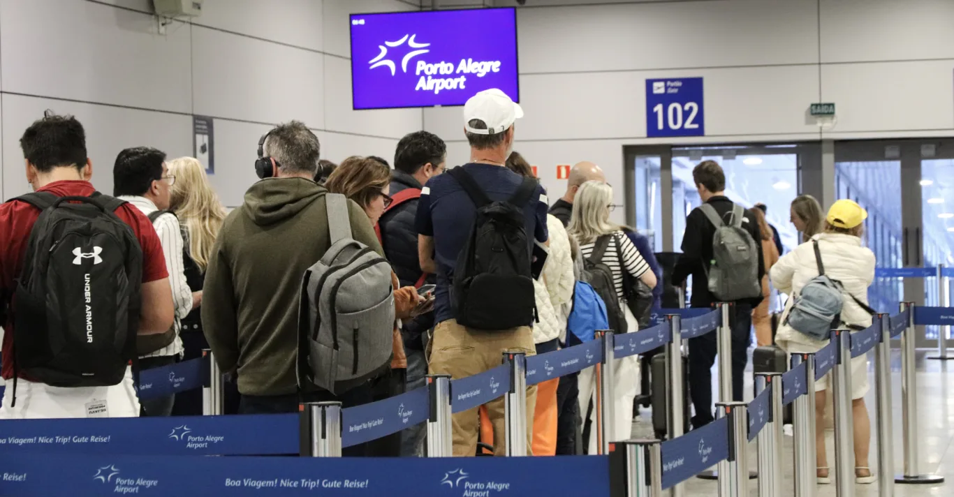Passageiros aguardam embarque de voo internacional. Crédito: Fraport / Divulgação Passageiros aguardam embarque de voo internacional. Crédito: Fraport / Divulgação