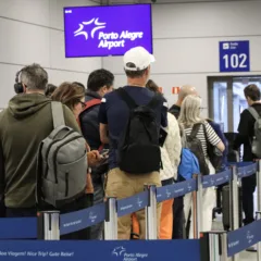 Passageiros aguardam embarque de voo internacional. Crédito: Fraport / Divulgação