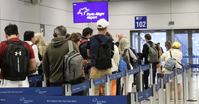 Passageiros aguardam embarque de voo internacional. Crédito: Fraport / Divulgação