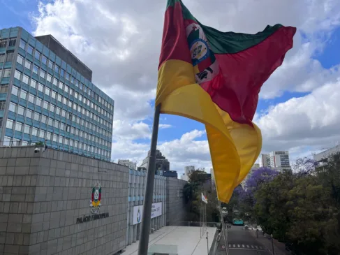 Bandeira do Rio Grande do Sul vista do Palácio Piratini. Ao fundo, o Palácio Farroupilha, sede da Assembleia Legislativa do RS