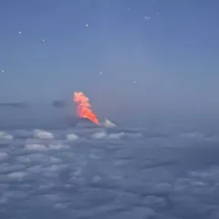 Foto divulgada pela Academia Russa de Ciências mostra a erupção do vulcão Klyuchevskoy, na Rússia. Crédito: Academia Russa de Ciências