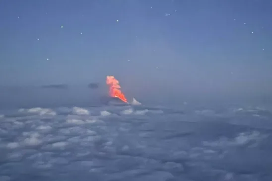 Foto divulgada pela Academia Russa de Ciências mostra a erupção do vulcão Klyuchevskoy, na Rússia. Crédito: Academia Russa de Ciências