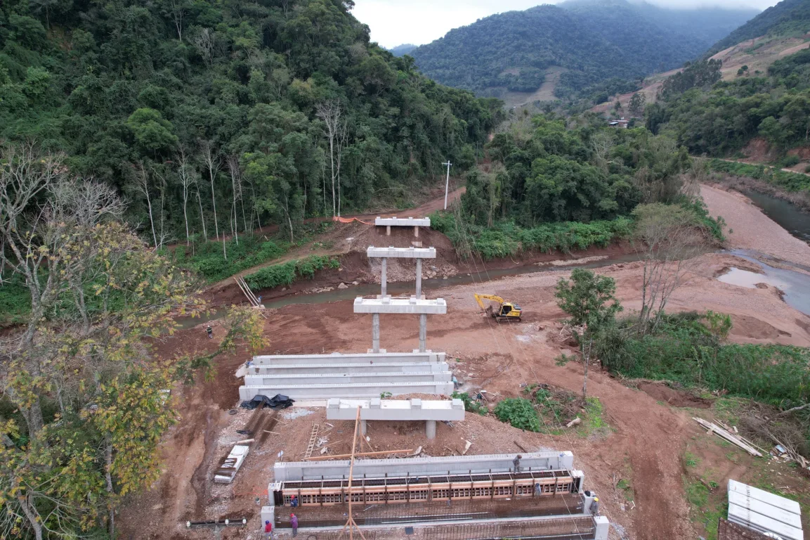 Obras da ponte sobre o arroio Marcondes, em Sinimbu. Crédito: Luís André/Secom