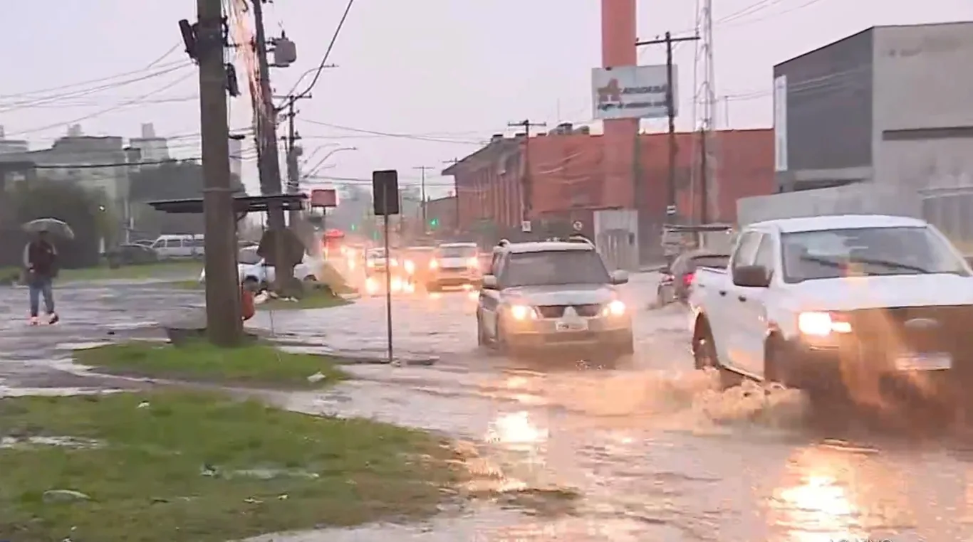 Alagamento na avenida A. J. Renner, na zona norte de Porto Alegre. Crédito: reprodução de vídeo / RBS TV Alagamento na avenida A. J. Renner, na zona norte de Porto Alegre. Crédito: reprodução de vídeo / RBS TV