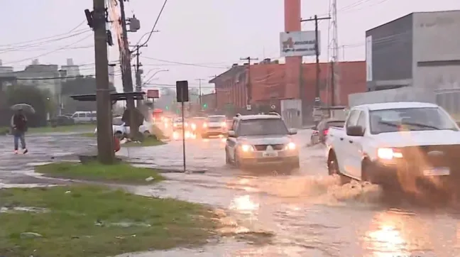 Alagamento na avenida A. J. Renner, na zona norte de Porto Alegre. Crédito: reprodução de vídeo / RBS TV