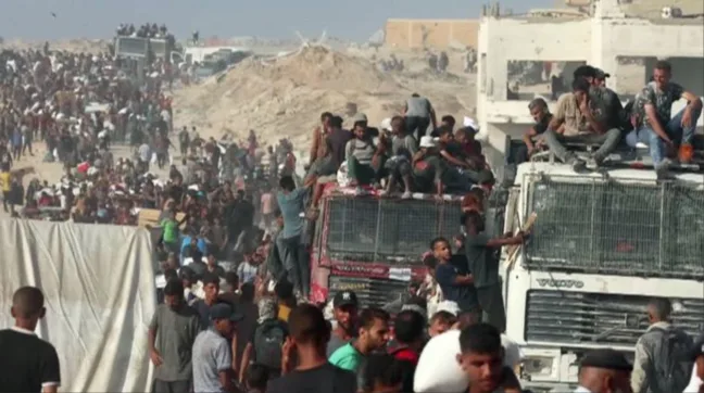 Milhares de pessoas buscam ajuda entregue no posto de fronteira israelense de Zikim, no norte de Gaza. Crédito: United Nations