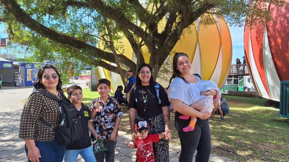 Maria Soares, de Porto Alegre, foi com a família conhecer os estandes e pavilhões da feira - Foto: Darlene Silveira/Ascom Expointer Maria Soares, de Porto Alegre, foi com a família conhecer os estandes e pavilhões da feira - Foto: Darlene Silveira/Ascom Expointer
