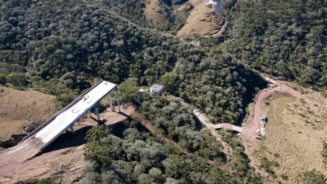 Obras de implantação e pavimentação da BR-285 entre RS e SC no trecho de São José dos Ausentes. Crédito: DNIT / Divulgação