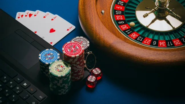 Foto de <a href="https://unsplash.com/pt-br/@aidanhowe?utm_content=creditCopyText&utm_medium=referral&utm_source=unsplash">Aidan Howe</a> na <a href="https://unsplash.com/pt-br/fotografias/cartas-de-baralho-na-mesa-de-madeira-marrom-xrR-Kr2zppo?utm_content=creditCopyText&utm_medium=referral&utm_source=unsplash">Unsplash</a>
      