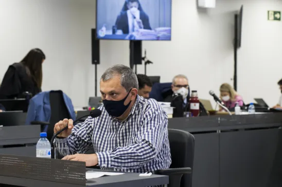 Depoimento do réu Mauro Hoffmann. Ao fundo, no monitor, o Juiz Orlando Faccini Neto. Crédito: Juliano Verardi / Imprensa TJRS