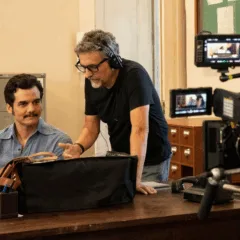 ​Wagner Moura e diretor Kleber Mendonça Filho em "O Agente Secreto". Crédito: Victor Jucá/Vitrine Filmes