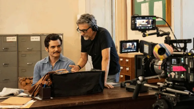 ​Wagner Moura e diretor Kleber Mendonça Filho em "O Agente Secreto". Crédito: Victor Jucá/Vitrine Filmes